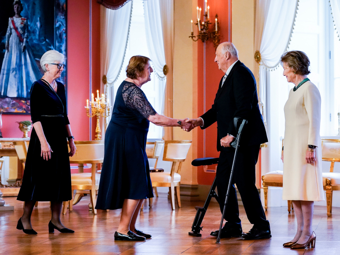 Lisbeth Kristine Røyneland fra Den nasjonale støttegruppen etter 22. juli ønskes velkommen av Kongeparet under mottakelse på Slottet. Røyneland mottok utmerkelsen i 2023. Foto: Lise Åserud / NTB