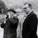 Fra utstillingen "Kongelige fotografer": Kong Olav arvet morens interesse for å fange øyeblikkene under reiser i inn- og utland. Her ser vi ham ta bilder under en offisiell reise til
Tyskland i 1973. Kong Olav fotograferer med et Rollei 35. I bakgrunnen bundespresident Gustav Walter Heinemann og til høyre ministerpresident Helmut Kohl.
Foto: De kongelige samlinger