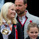 The Royal Family greets the Children's Parade in Asker outside Skaugum. Photo: Jon Olav Nesvold / NTB scanpix.