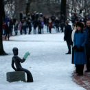 Stopping in front of "Ansiktsløs mann" [Man without a face]...  Photo: Cornelius Poppe / NTB scanpix