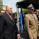 King Harald was guided by General Wieslaw Grudzinski during his visit to the military base in Warsaw (Photo: Kacper Pempel, Reuters / NTB Scanpix)   