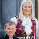 The Crown Prince and Crown Princess with their children greet the Children's Parade in Asker outside Skaugum. Photo: Audun Braastad / NTB scanpix