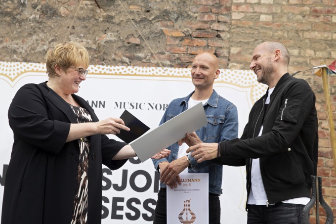 Minister of Culture Trine Skei Grande presented the grant to the winners. Photo: NTB Scanpix. 