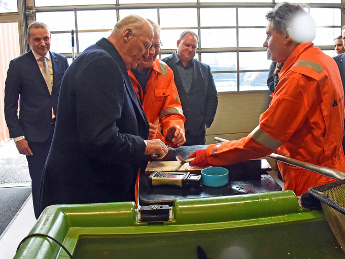 King Harald tries his hand at tagging mackerel. Photo: Sven Gj. Gjeruldsen, the Royal Court
