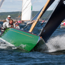 Kongen og mannskapet på "Sira" under første regattadag på i VM på Hankø. Foto: James Robinson Taylor/KNS/Hankø Yacht Club