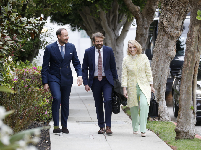 The Crown Prince with the Minister of Trade and Industry and the  Minister of Digitalisation and Public Governance  on their way to a meeting with representatives of the American authorities and the business community to discuss how to increase investments that contribute to the green transition. Photo: Tom Hansen / Innovation Norway