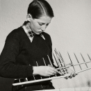 Prins Harald bygger modellfly på Skaugum, 1949. Foto: NTB, De kongelige samlinger