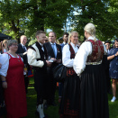 Kronprinsessen i snakk med gjestene. Publisert 1. september 2016. Handoutbilde fra Det kongelige hoff. Bildet er kun til redaksjonell bruk - ikke for salg. Foto: Sven Gj. Gjeruldsen, Det kongelige hoff
