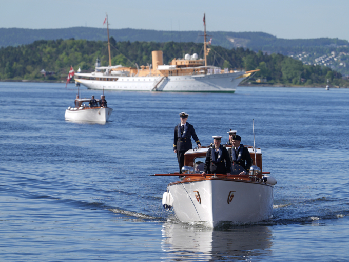 21 shots were fired from Akershus Fortress as the Danish royal couple departed from Dannebrog. A 