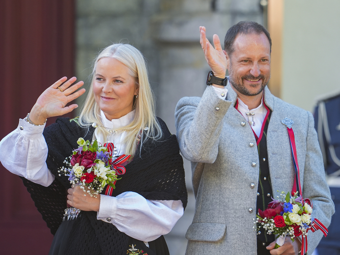 After greeting the Asker parade at Skaugum the family joined King Harald and Queen Sonja at the Royal Palace to greet the children's parade in Oslo. Photo: Lise Åserud, NTB
