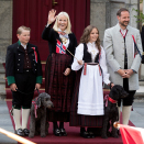 The Crown Prince and Crown Princess and their family greet the Asker children’s parade outside Skaugum Estate. Photo: Terje Pedersen / NTB scanpix