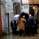 Norwegian crime writer Gunnar Staalesen gave Prince Charles and Duchess Camilla a guided tour of Bryggen (Photo: Stian Lysberg Solum / Scanpix)