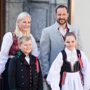 The Crown Prince and Crown Princess with their children greet the Children's Parade in Asker outside Skaugum. Photo: Audun Braastad / NTB scanpix