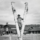 Et V-tegn kan ha mange formater. Prins Harald ved vesle Skaugum i Canada, 1942. Foto: Norwegian Official Photo, De kongelige samlinger