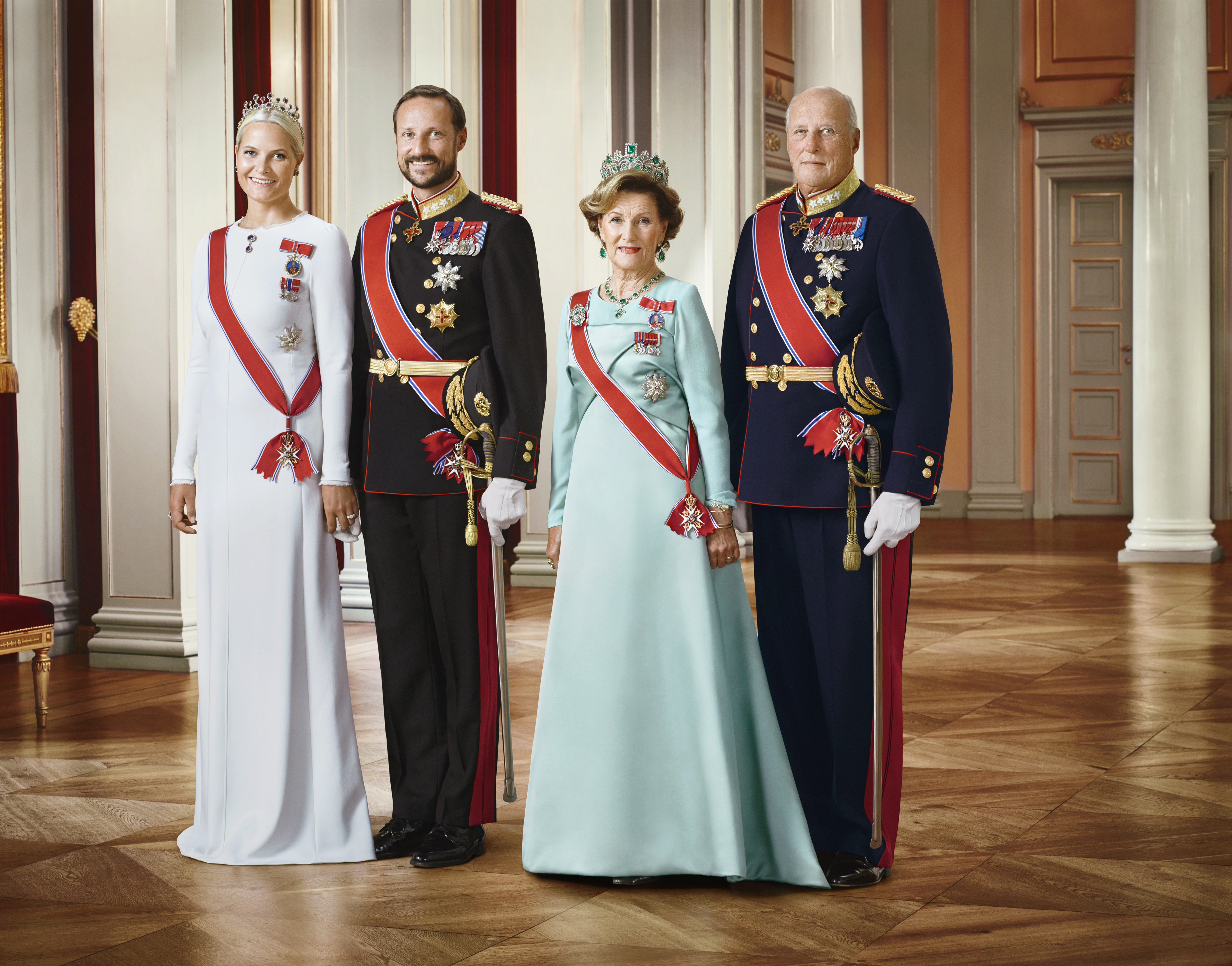 Details about   PC KING HARALD V CROWNPRINCE HAAKON MAGNUS IN UNIFORM OF NORWAY