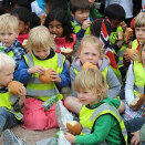 Members of the Royal Court handed out sweet buns and juice to all the children. (Photo: Sven Gj. Gjeruldsen, the Royal Court)