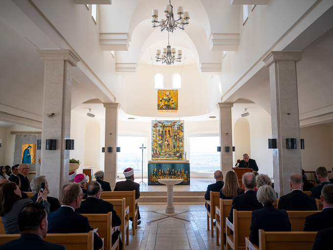 The King and Queen were given a presentation on the dialogue between Muslim and Christian leaders. Photo: Heiko Junge, NTB scanpix