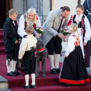 The Crown Prince and Crown Princess with their children greet the Children's Parade in Asker outside Skaugum. Photo: Audun Braastad / NTB scanpix