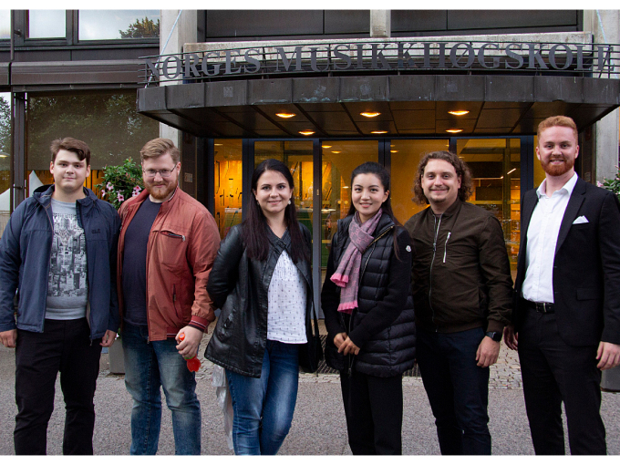 The finalists! From left: Stefan Astakhov, Sergey Kaydalov, Natalia Tanasii, Meigui Zhang, Adam Kutny and Theodore Browne. Photo: Magnus Romslo Lindvik / QSIMC.no