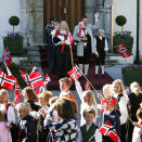 The Crown Prince and Crown Princess' family greeting the Children's parade at Skaugum (Photo: Erlend Aas, Scanpix)