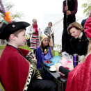 Queen Sonja visits "the King's table" where "Qeen Sonja", "the Princess" and "the King" eat. Photo: Lise Åserud, NTB scanpix