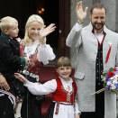 The Crown Prince and Crown Princess' family greet the Children's Parade in Asker outside Skaugum estate (Photo: Heiko Junge / Scanpix)