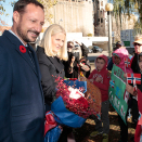 Kronprinsparet møtte norske barn bosatt i Toronto da de besøkte Little Norway Park. Her lå den norske flybasen Little Norway under 2. verdenskrig. Foto: Lise Åserud, NTB scanpix