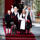 The Crown Prince and Crown Princess and their family greet the Asker children’s parade outside Skaugum Estate. Photo: Terje Pedersen / NTB scanpix
