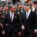 Crown Prince Haakon and President Vējonis inspect the Guard of Honour. Photo: Lise Åserud / NTB scanpix