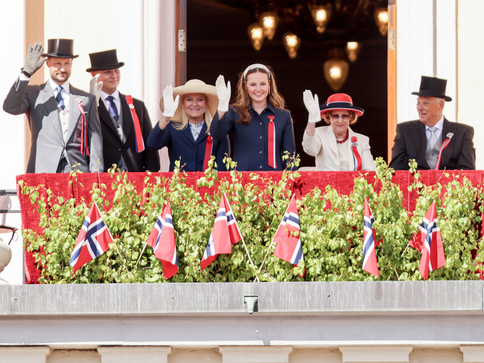 King Harald and Queen Sonja, Crown Prince Haakon, Crown Princess Mette-Marit, Princess Ingrid Alexandra and Prince Sverre Magnus greet the children's parade from the Palace Balcony. Photo: Amanda Pedersen Giske / NTB