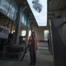 Fra utstillingen "Den kongelige stall. Hestehold og ekvipasjer". Kristin Günther og videoinstallasjonen "Hesten" i Kistefos-museet. Installasjonen gikk i KunstStallens tak så lenge utstillingen varte. Foto: Kjell Vassdal 