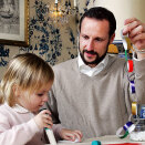 The Crown Prince with Princess Ingrid Alexandra during christmas workshop at Skaugum 2006 (Photo: Lise Åserud, Scanpix)