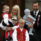 The Crown Prince and Crown Princess' family greets the Children's parade outside Skaugum (Photo: Jarl Fr. Erichsen / Scanpix)