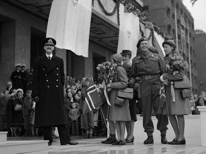 King Haakon speaking at City Hall Square. Photo: NTB scanpix.