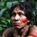 King Harald joined the greatest hunters in the village for a trek through the rainforest, in order to listen to how they lure animals (Photo: Rainforest Foundation Norway / ISA Brazil)