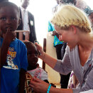 The Crown Princess talks with children at the health clinic (Photo: Lise Åserud, Scanpix)