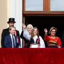 The Royal Family greets the Oslo children’s parade from the Palace Balcony. Photo: Terje Pedersen, NTB scanpix