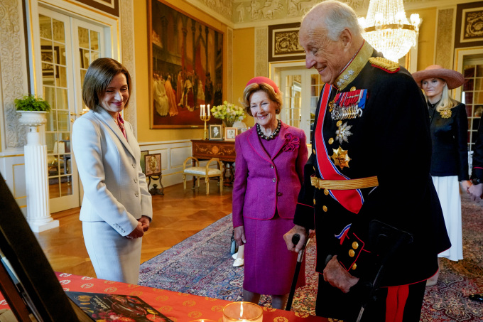 Presentation of gifts in the Mirror Hall. Photo: Lise Åserud, NTB