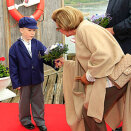 Saron and Viljar gave The King and Queen flowers on their arrival in Foldvik (Photo: Terje Bendiksby / Scanpix)
