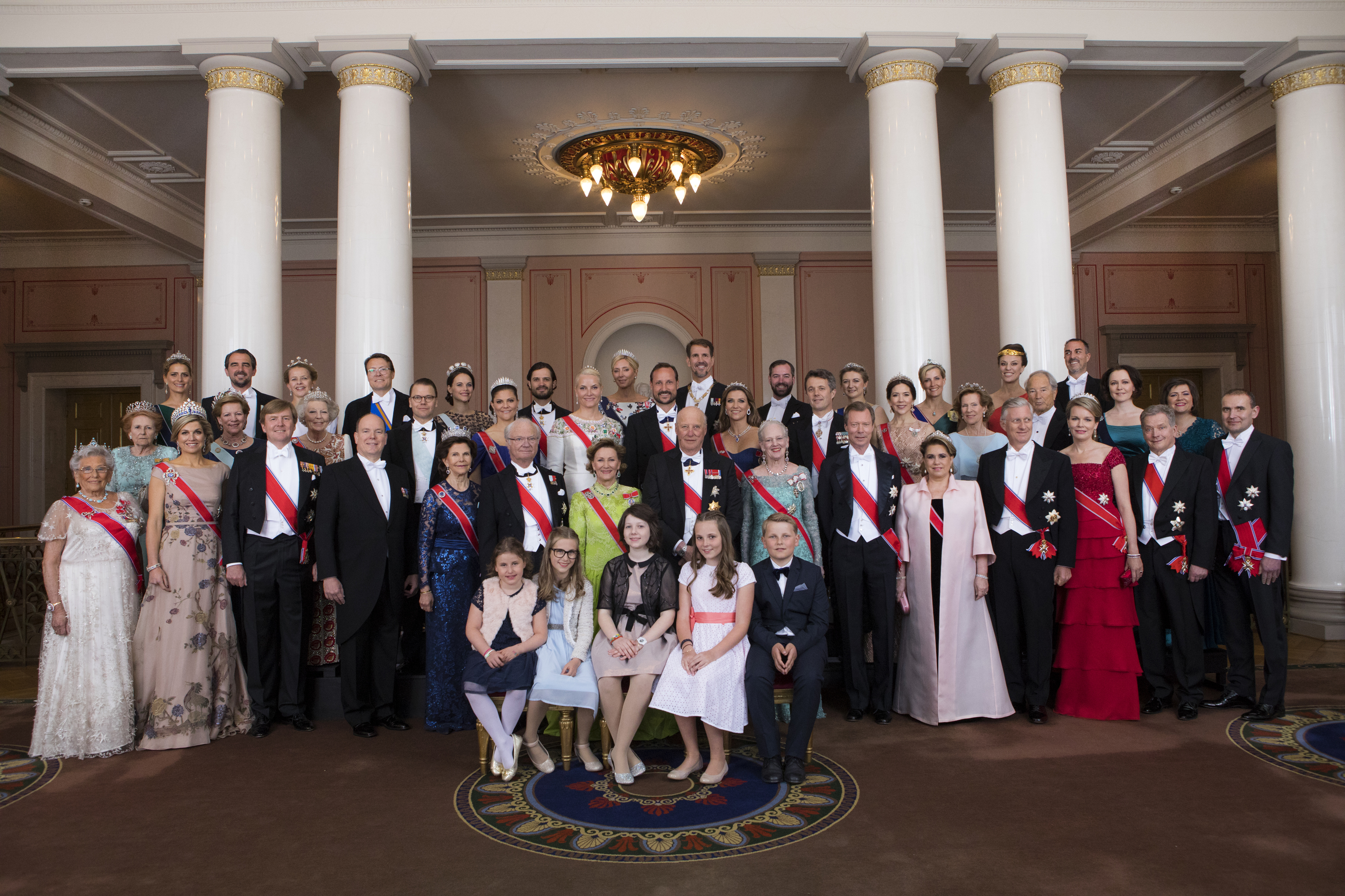 Ньюс роял. Королевская семья Норвегии 2022. Королевская семья Норвегии 2022 фото. Норвежские Королевские династии. Королевский дом Норвегии.