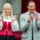 The Crown Prince and Crown Princess and their family greet the Asker municipality children’s parade outside Skaugum Estate. Photo: Vegard Wivestad Grøtt / NTB scanpix