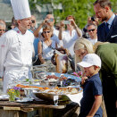 Tasting local food in Geiranger  (Photo: Stian Lysberg Solum / NTB scanpix)
