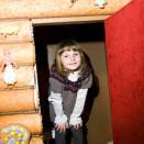 Princess Ingrid Alexandra inspecting the gingerbread house on the inside (Foto: Terje Bendiksby / Scanpix)