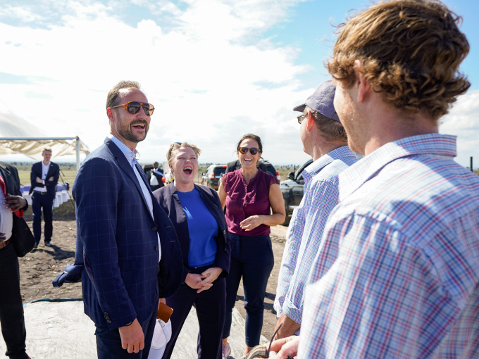 Crown Prince Haakon and Minister of International Development Anne Beathe Tvinnereim in conversation with Stuart Barden at AusQuest Farm outside Nairobi. Photo: Lise Åserud / NTB