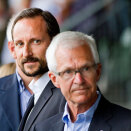 11 May: Crown Prince attends the memorial ceremony in honour of long distance runner Grete Waitz at Bislett Stadium. Here with Jack Waitz. (Photo: Thomas Winje Øijord / Scanpix)