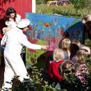 The children at Bosmobakken kindergarten had made a large picture foor King Harald and Queen Sonja  (Photo: Knut Falch, Scanpix)