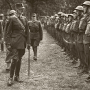 Kong Haakon og Kronprins Olav inspiserer norske soldater i Inverness, Skottland, 1941. Foto: De kongelige samlinger