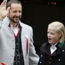 The Crown Prince and Crown Princess' family greet the Children's Parade in Asker outside Skaugum estate (Photo: Heiko Junge / Scanpix)