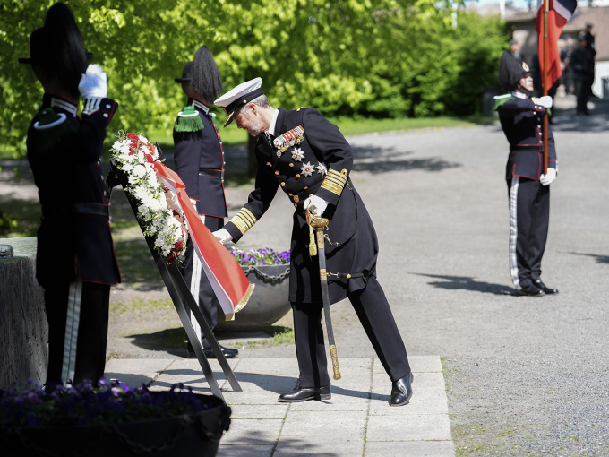 King Frederik of Denmark lays a wreath at the National Monument at Akershus Fortress. Photo: Lise Åserud / NTB