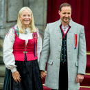 The Crown Prince and Crown Princess and their family greet the Asker municipality children’s parade outside Skaugum Estate. Photo: Vegard Wivestad Grøtt / NTB scanpix